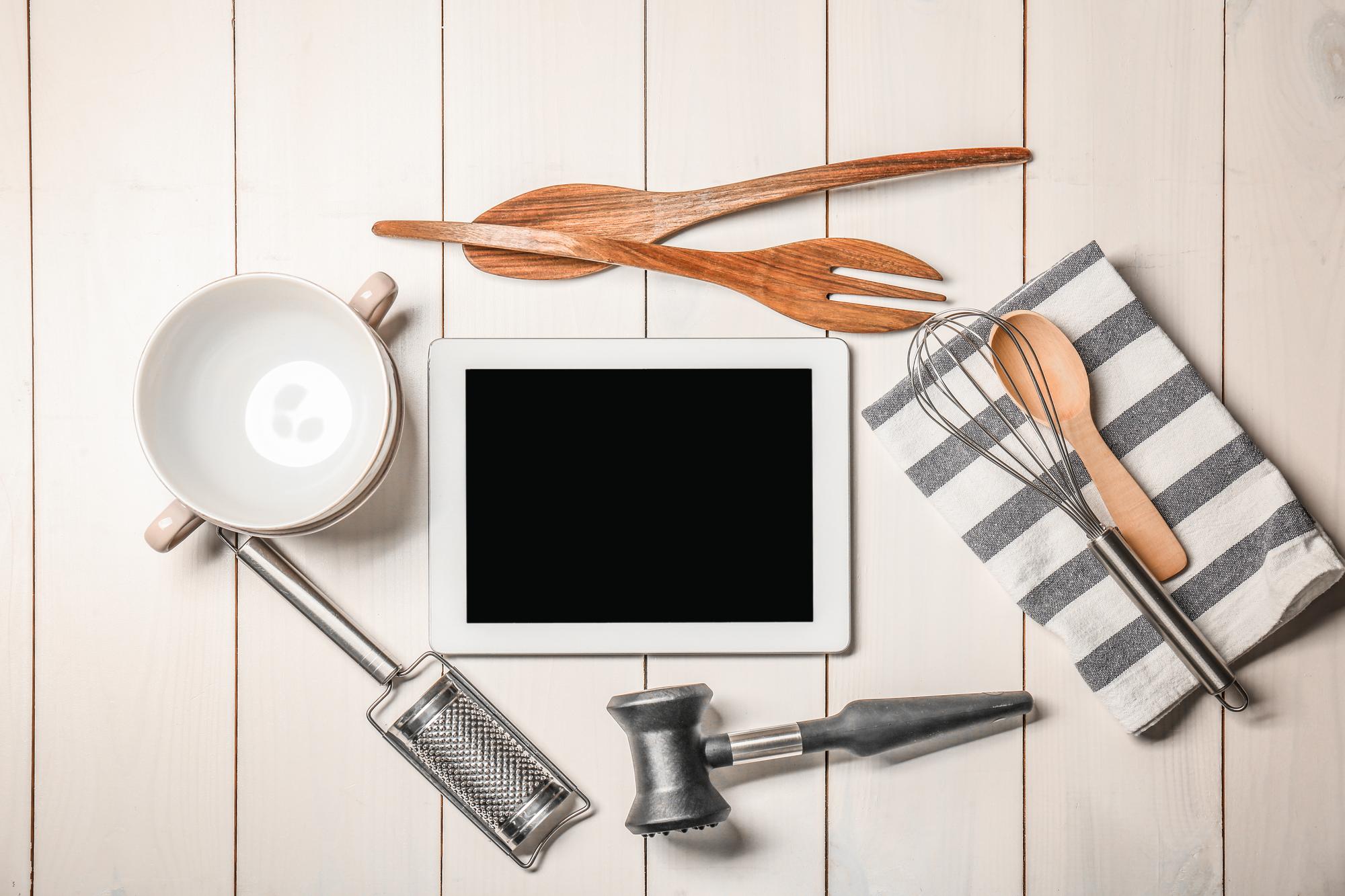 Spazio cucina minimal con strumenti curati